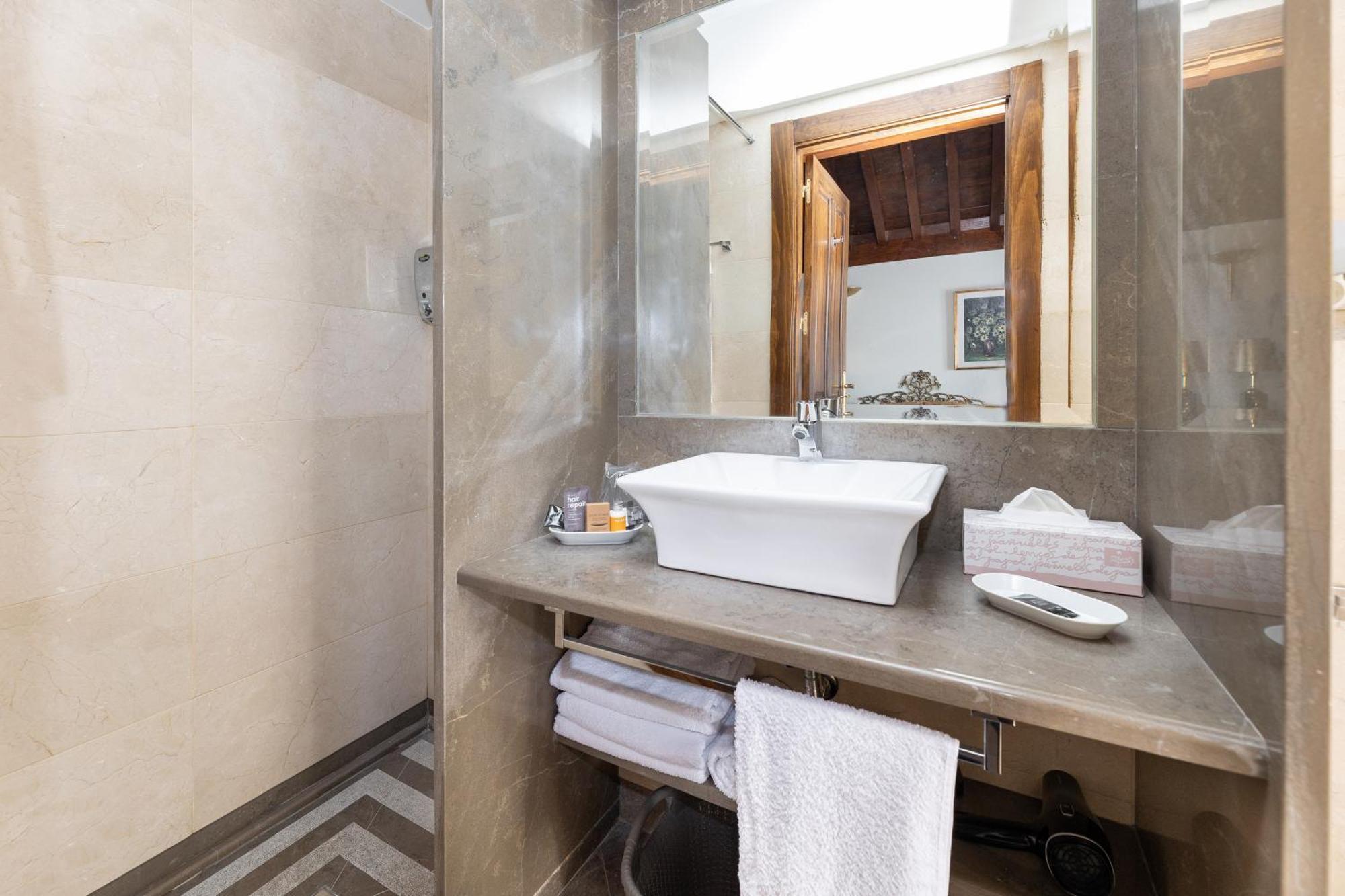 Apartamentos En Pleno Centro, Aljibe Rodrigo Del Campo 2B Granada Exteriör bild